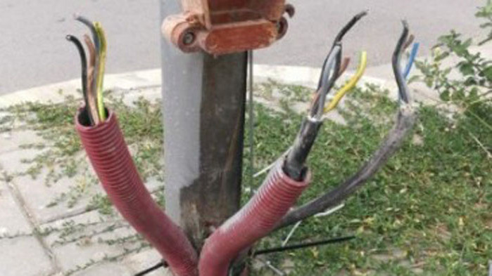 Нова кражба на 70 м захранващ кабел остави Аспаруховия мост