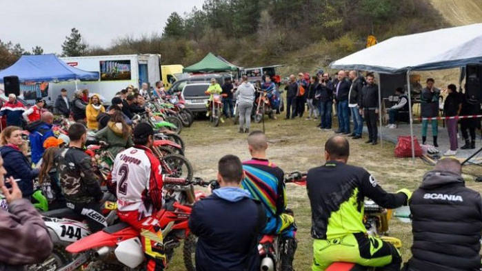 Мотокрос с преодоляване на препятствия през пресечена местност събра близо