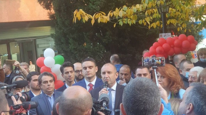 Румен Радев много го е закъсал откъм фенове, след като