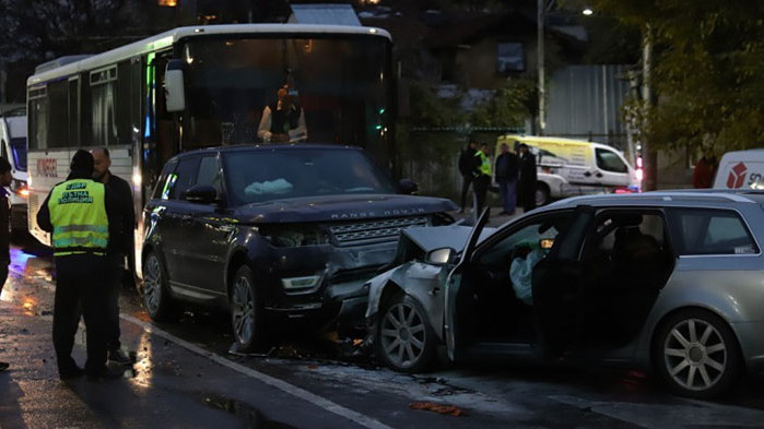 Шофьор блъсна жена и 20 автомобила при гонка с полицията в София (СНИМКИ)