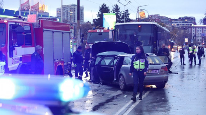 Жена пострада при тежка катастрофа на кръстовището на бул. Тодор