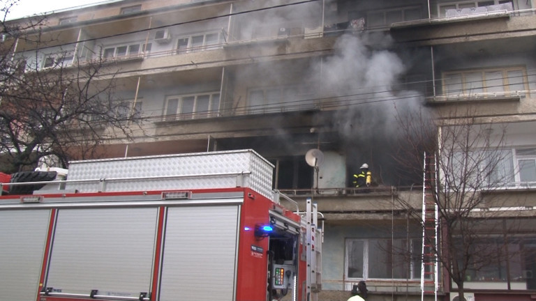 Пожар пламна в жилищен блок в Елин Пелин, съобщава Нова