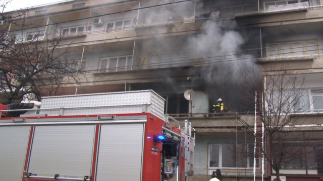 Пожар пламна в жилищен блок в Елин Пелин съобщава Нова