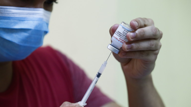 Moderna: Ваксината ни e по-добра от тази на Pfizer, но и по-често води до миокардит