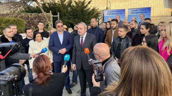 Започваме да виждаме плашещо сливане между личността Румен Радев и