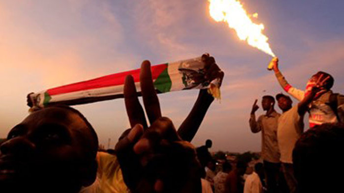 Продемократично настроени протестиращи излязоха днес по улиците на градове в