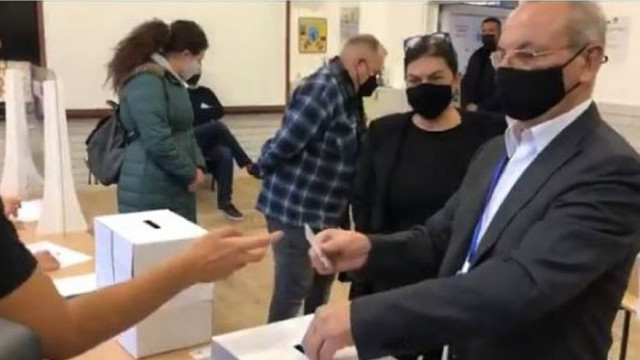 Почетният председател на ДПС Ахмед Доган гласува 17 минути преди