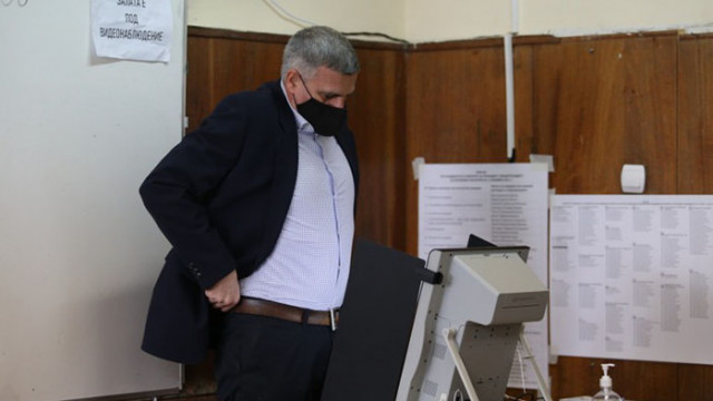 Служебният премиер Стефан Янев гласува в столично училище като заяви