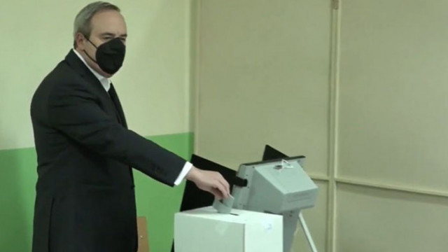 Кандидатът за президент проф Анастас Герджиков гласува През цялата си