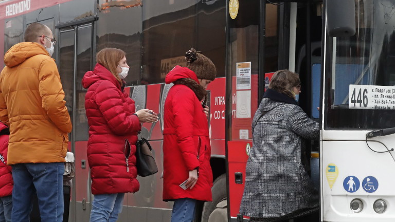 COVID-19: в Русия вече месец регистрират над 30 000 заразени, починалите надхвърлиха 255 000