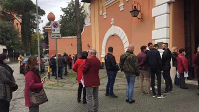 Повече млади българи гласуват на изборите в Рим, по човек на всеки три минути