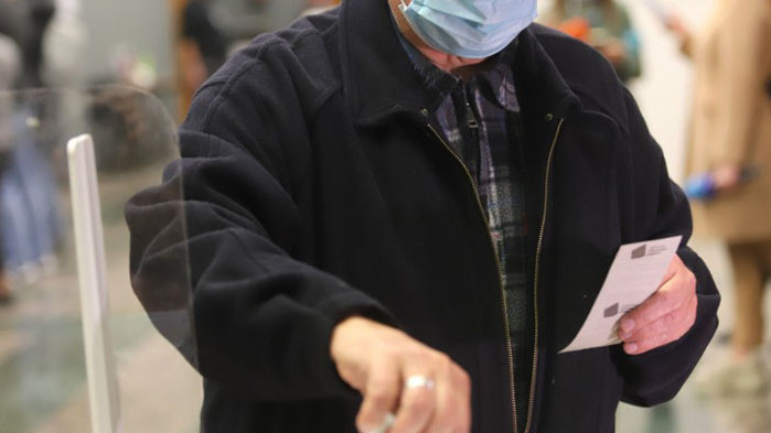 Едва сутринта станаха ясни първите официални резултати от вота, идващи