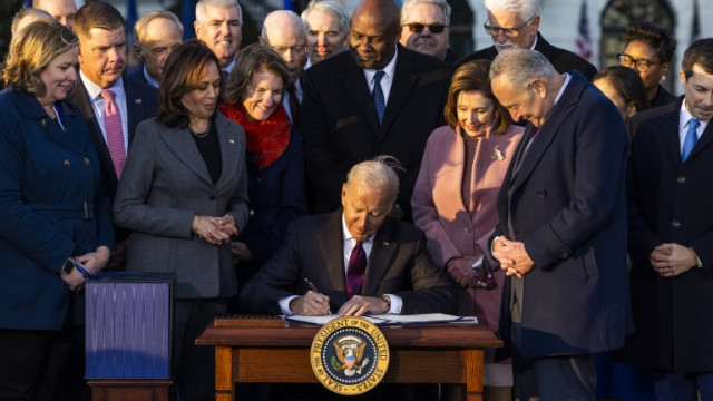 Президентът на САЩ Джо Байдън подписа в понеделник закон предвиждащ инвестиция