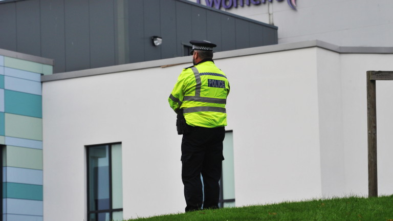 Четиримата мъже, арестувани след избухването на бомба пред Женската болница