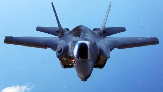 Британски изтребител F 35 от флагманския самолетоносач Queen Elizabeth се е