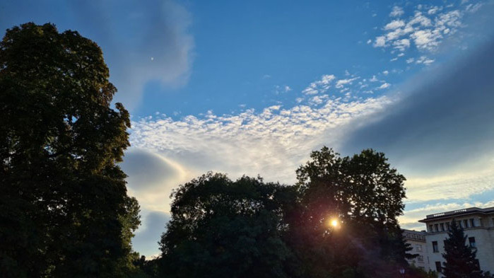 На отделни места по най-високите части ще превали слаб сняг
В