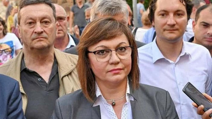 Нинова: Ако кажеш една дума, която не се харесва на управляващия господар, започва тричането