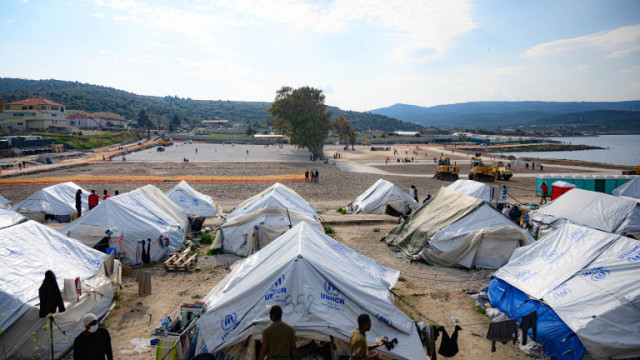 Хуманитарни работници, помагали на бежанци в Гърция, ще бъдат съдени за шпионаж