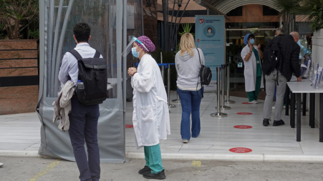 Гърция нареди на лекари от частния сектор в пет области
