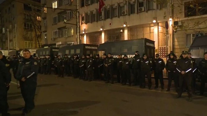 Рашков прати бусове да пазят турското посолство от бунт, организиран след негово изказване