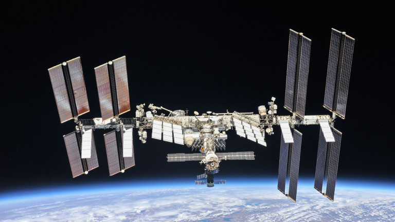 НАСА: МКС остава изложена на висок риск заради взривения от Русия сателит