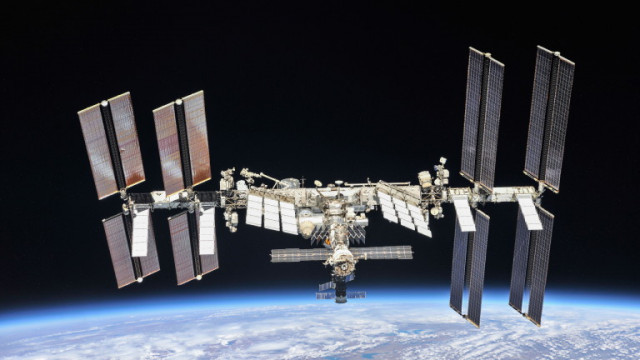 Международната космическа станция остава изложена на повишен риск от орбитални