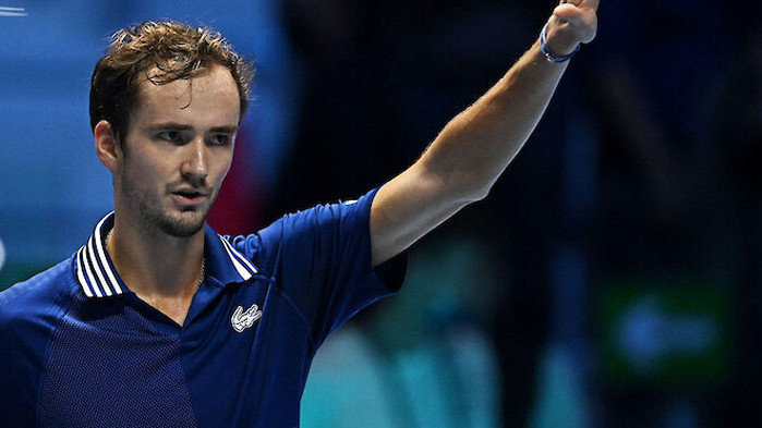 Медведев спаси два мачбола за победа над Синер