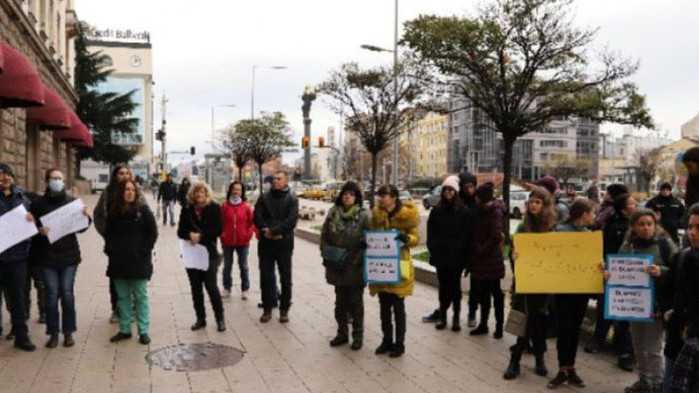 Родители излязоха на протест днес пред президентството с настояване учениците