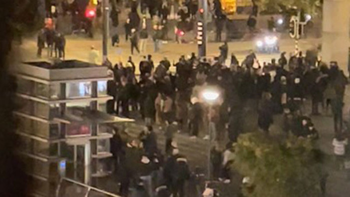 Поне 50 задържани и двама простреляни на протестите в Ротердам срещу COVID мерките