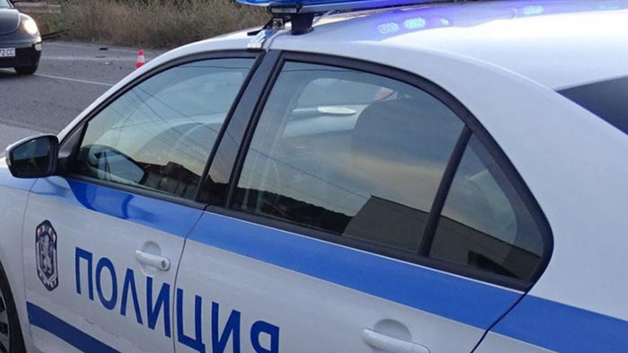 Екшън в Благоевградско: Мъж скочи с брадва срещу деца и полицаи