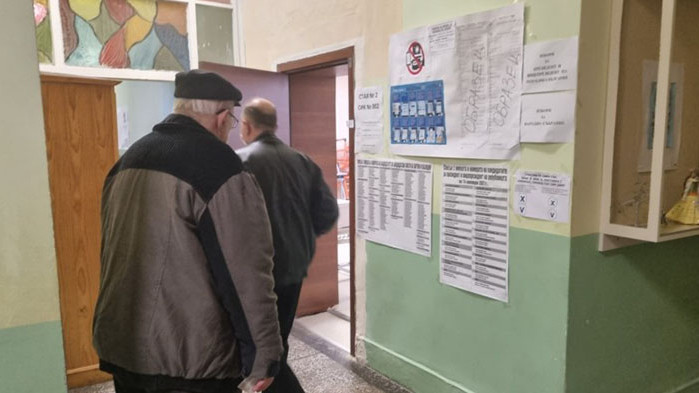 Прецедент: Изчезнаха картите за гласуване в секция в Бургас