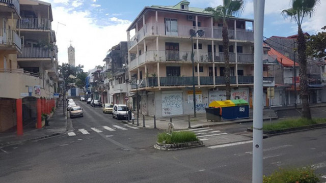 Френските власти изпращат полицейски специални части на карибския остров Гваделупе