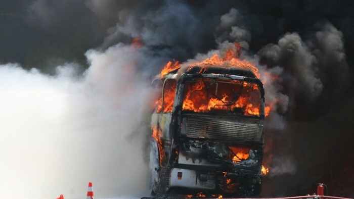 Най-малко 46 души загинаха, след като пътнически автобус с македонска