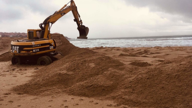Министерството на туризма проверява незаконно изграждане на пясъчна дига на