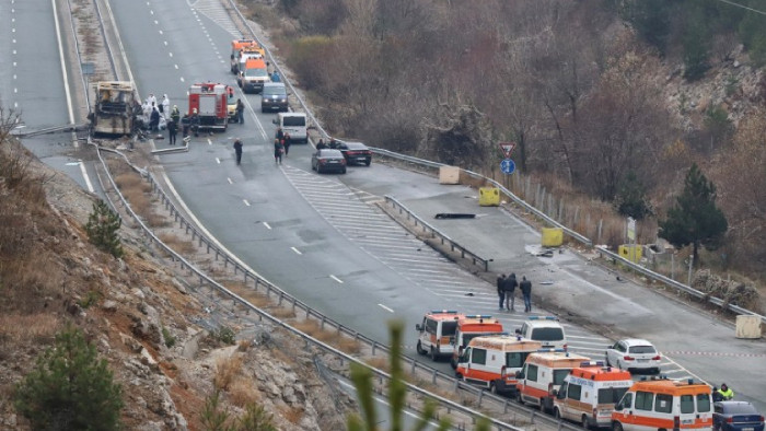 Роднини и приятели на пътуващите са се събрали пред Пирогов“