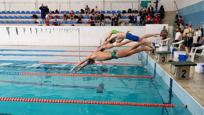 Студенти от 4 варненски университета премериха сили в турнир по плуване (СНИМКИ)