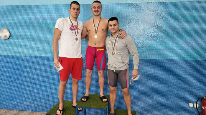 Студенти от 4 варненски университета премериха сили в турнир по плуване (СНИМКИ)