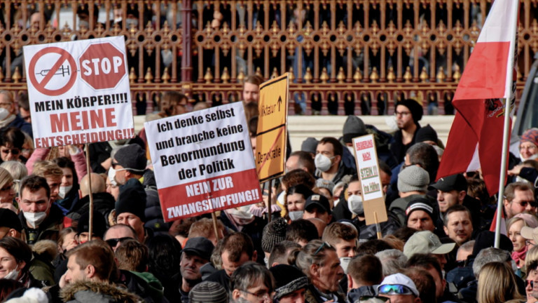 Гледката на над 35 000 неваксинирани австрийци, които маршируват през столицата им