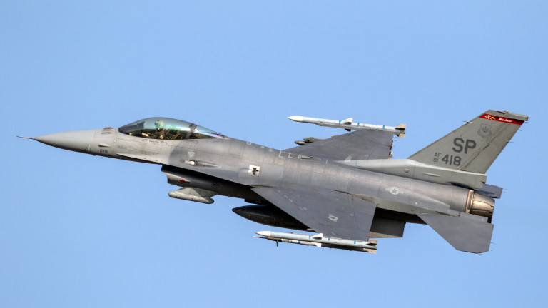 Шест тактически изтребителя F-16 от израелските военновъздушни сили нанесоха ракетен удар от въздушното