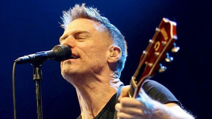 Канадският рок певец Брайън Адамс съобщи, че ще постъпи в