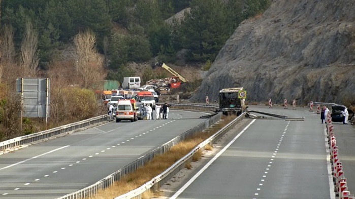 Намерено е още едно тяло в изгорелия автобус на магистрала