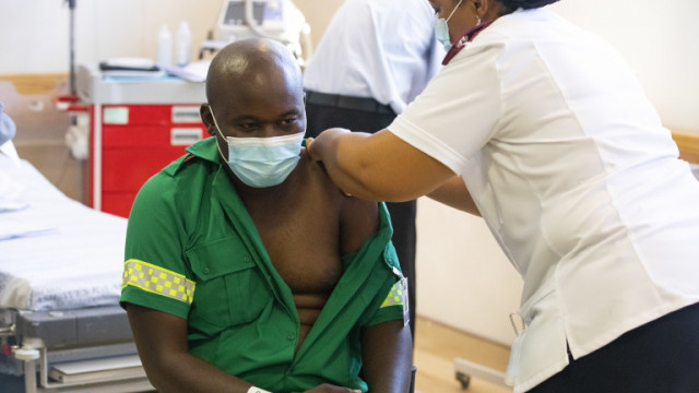 Хората в Южна Африка които са прихванали варианта Омикрон на коронавируса