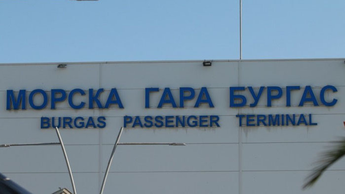 Силният вятър затвори временно пристанищата в Бургас