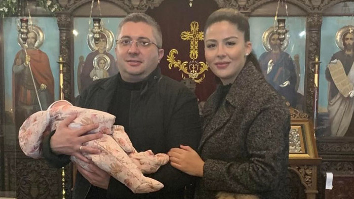 Нанков и съпругата му с първо представяне на дъщеричката им