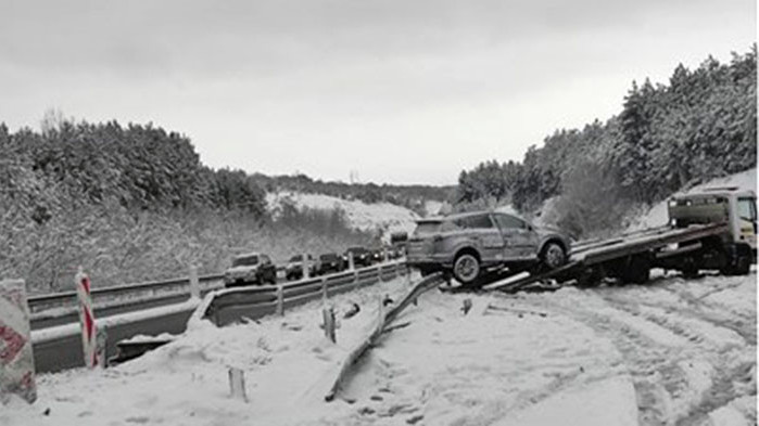 Джип самокатастрофира рано тази сутрин на АМ Струма край село