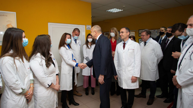Президентът Румен Радев откри деветнадесетото издание на кампанията в детското отделение
