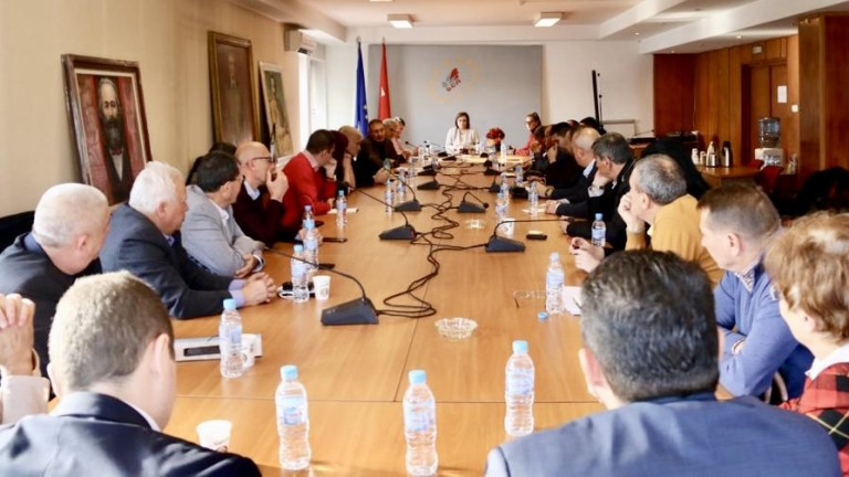 Нинова: Трябва да се помогне на местната власт