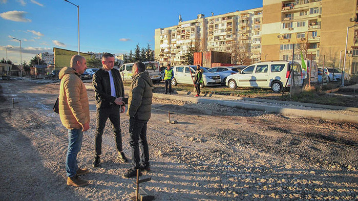 Полага се нова асфалтова настилка на улиците Д-р Петър Дертлиев