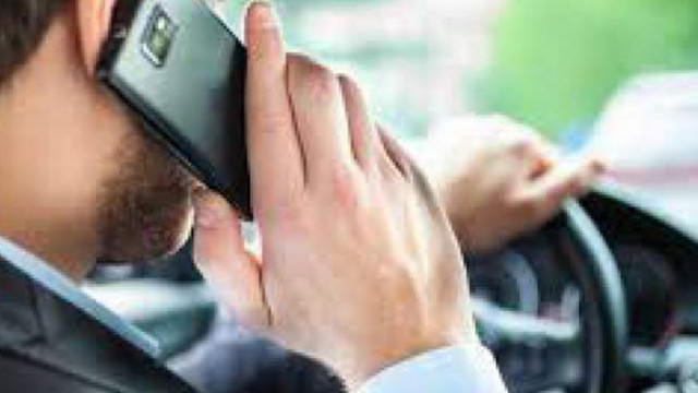 Мъж от Варна ще плати глоба за разговор по телефон докато шофира, наложена му от властите в Холандия