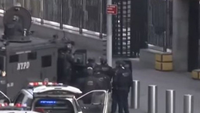 Подсилени полицейски отряди пристигат на Първо авеню пред централата на